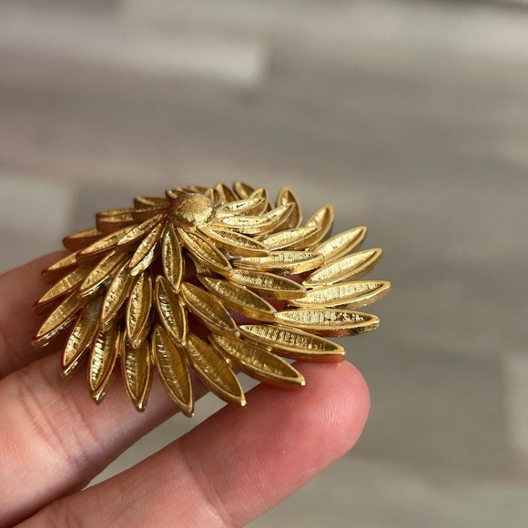 4/$100 MONET vintage 1980 Gold Floral Brooch 😌 - Picture 3 of 6